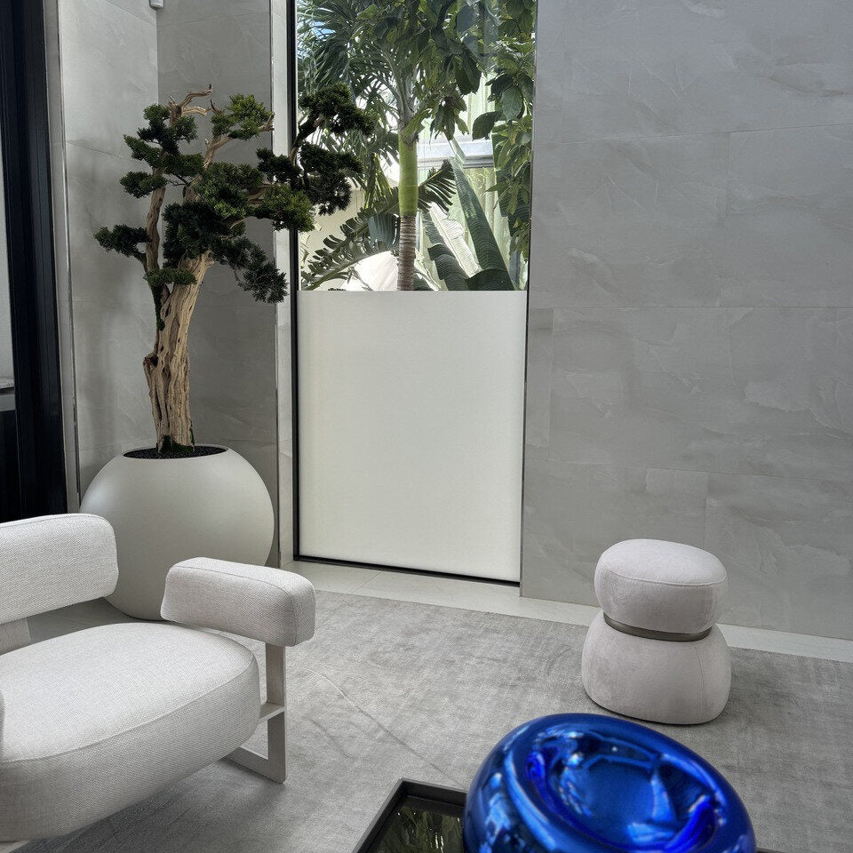 Bonsaï retombant dans un globe beige satiné de 76 cm