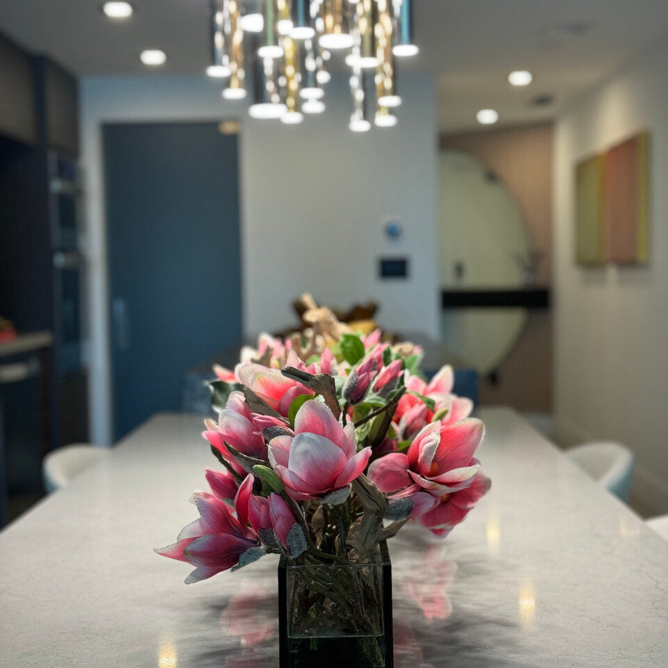 Pot de fleurs en verre Casa Moderna avec magnolias rose vif et bois flotté