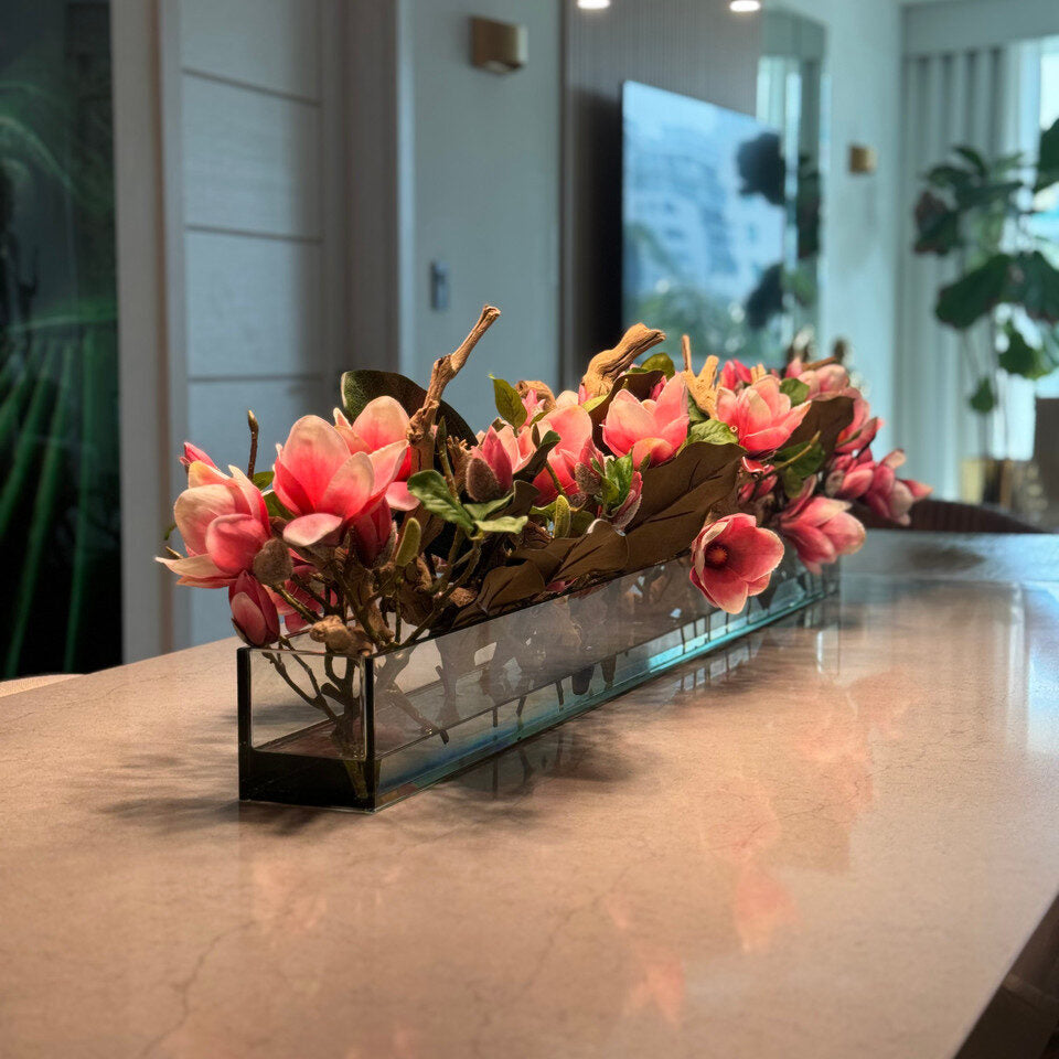 Pot de fleurs en verre Casa Moderna avec magnolias rose vif et bois flotté