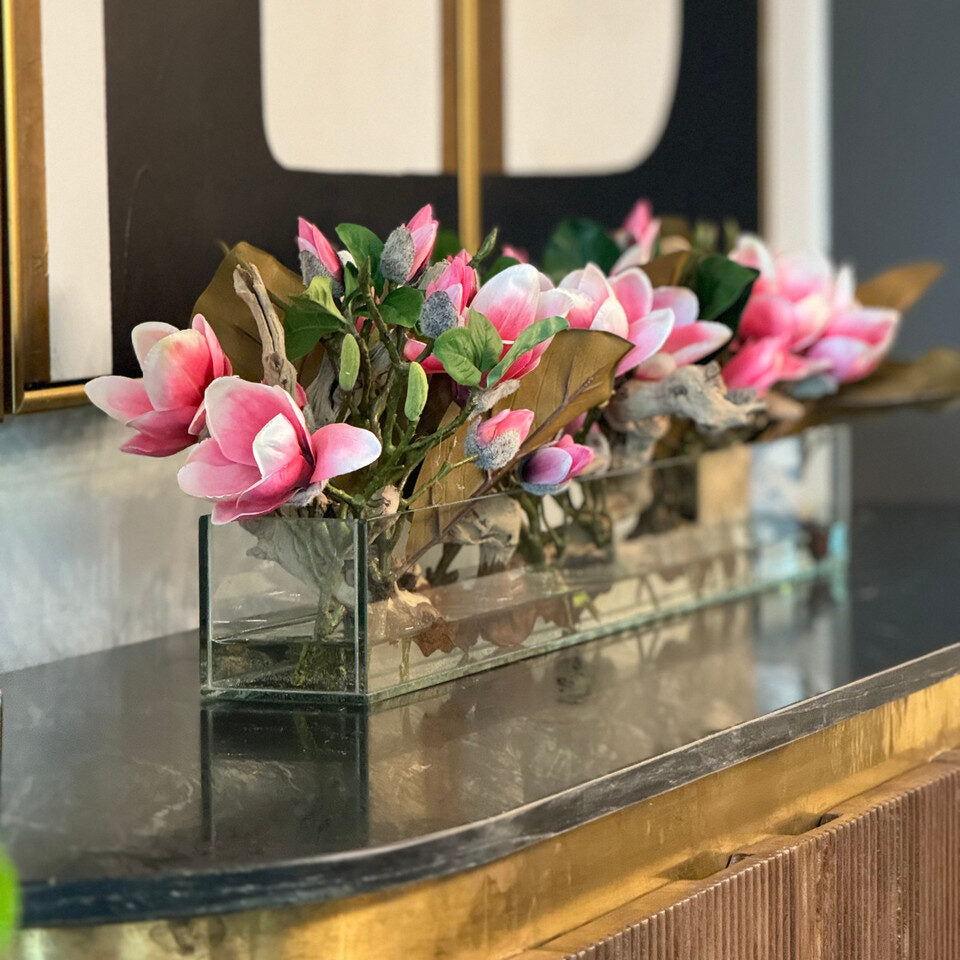 Pot de fleurs en verre Casa Moderna avec magnolias rose vif et bois flotté