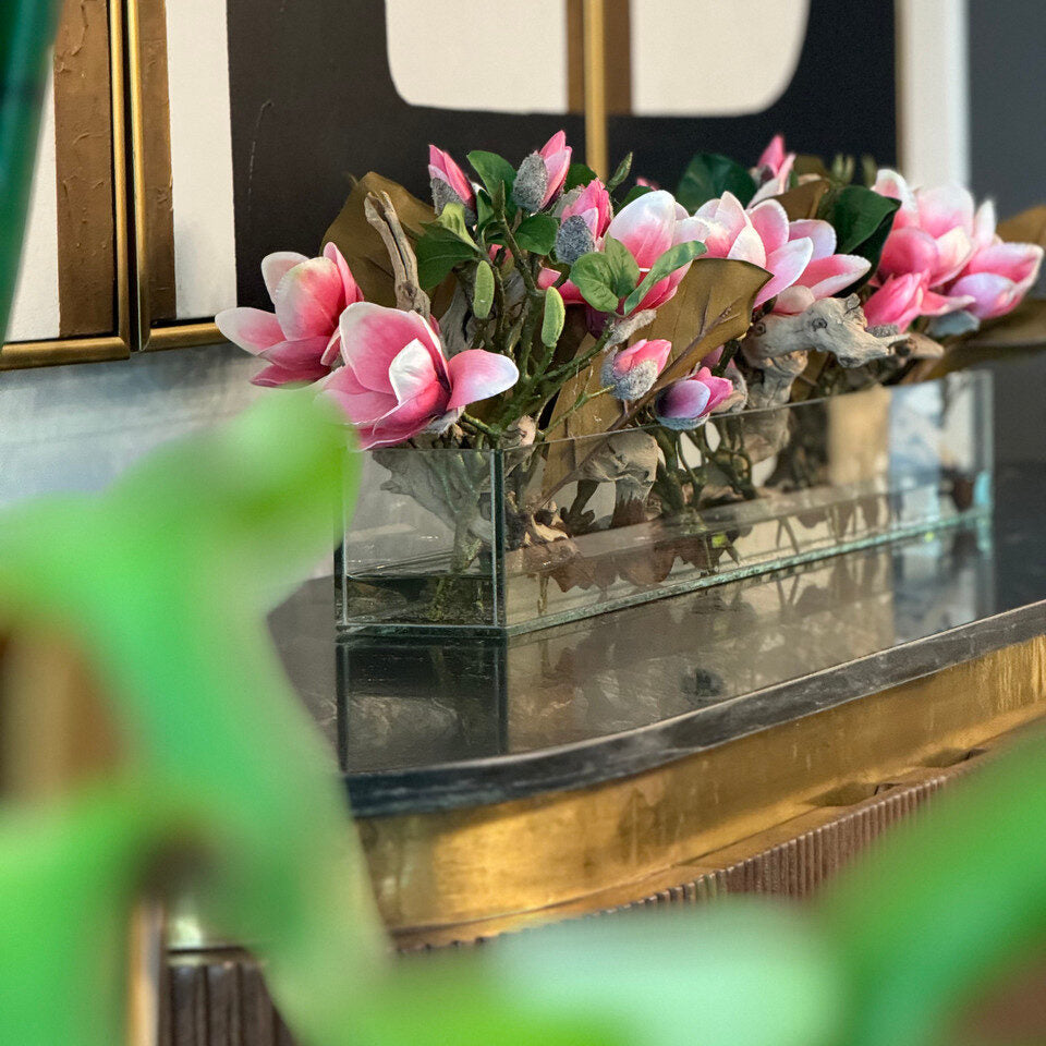 Pot de fleurs en verre Casa Moderna avec magnolias rose vif et bois flotté