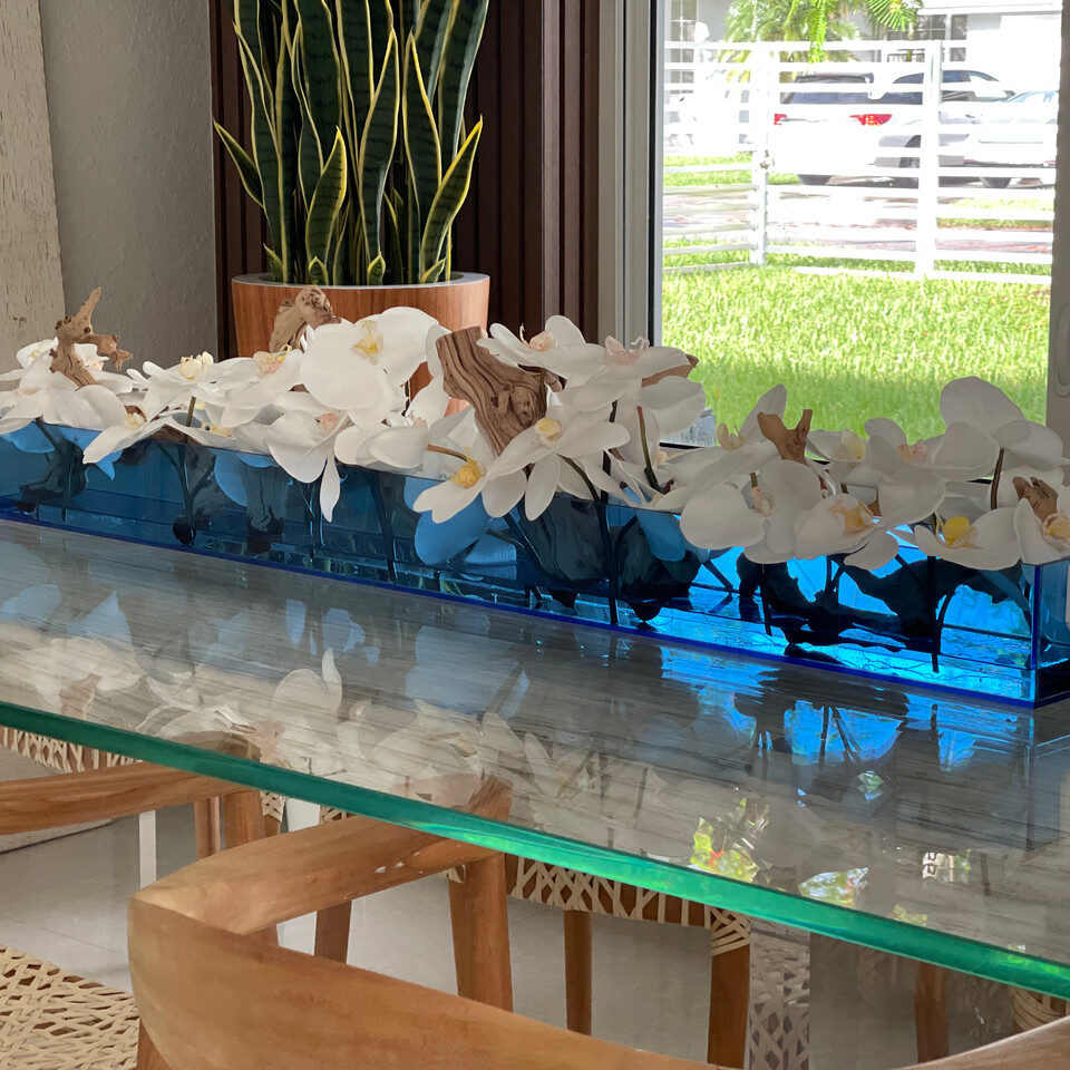 Pot de fleurs Casa Moderna bleu en acrylique de 122 cm (48 po) avec orchidées blanches et bois flotté