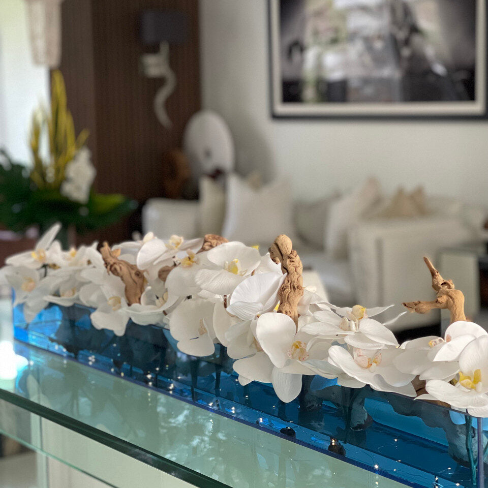 Pot de fleurs Casa Moderna bleu en acrylique de 122 cm (48 po) avec orchidées blanches et bois flotté