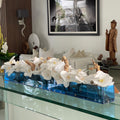 Pot de fleurs Casa Moderna bleu en acrylique de 122 cm (48 po) avec orchidées blanches et bois flotté