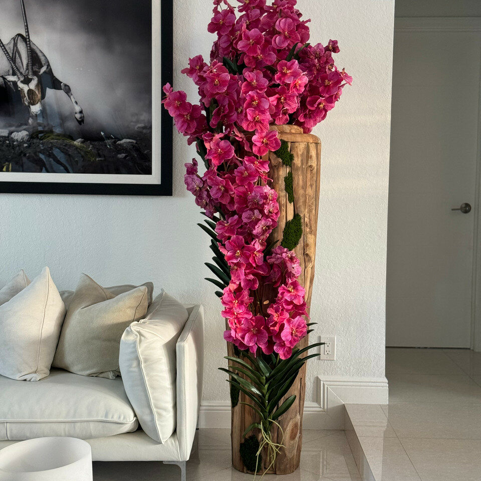 Grand vase en teck à bord naturel avec orchidées Vanda roses