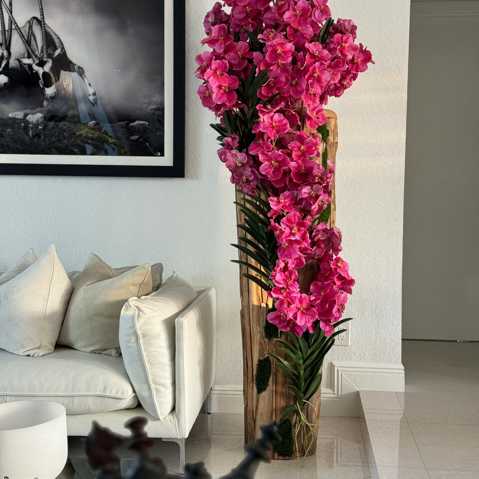 Grand vase en teck à bord naturel avec orchidées Vanda roses