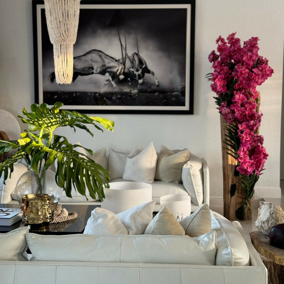 Grand vase en teck à bord naturel avec orchidées Vanda roses