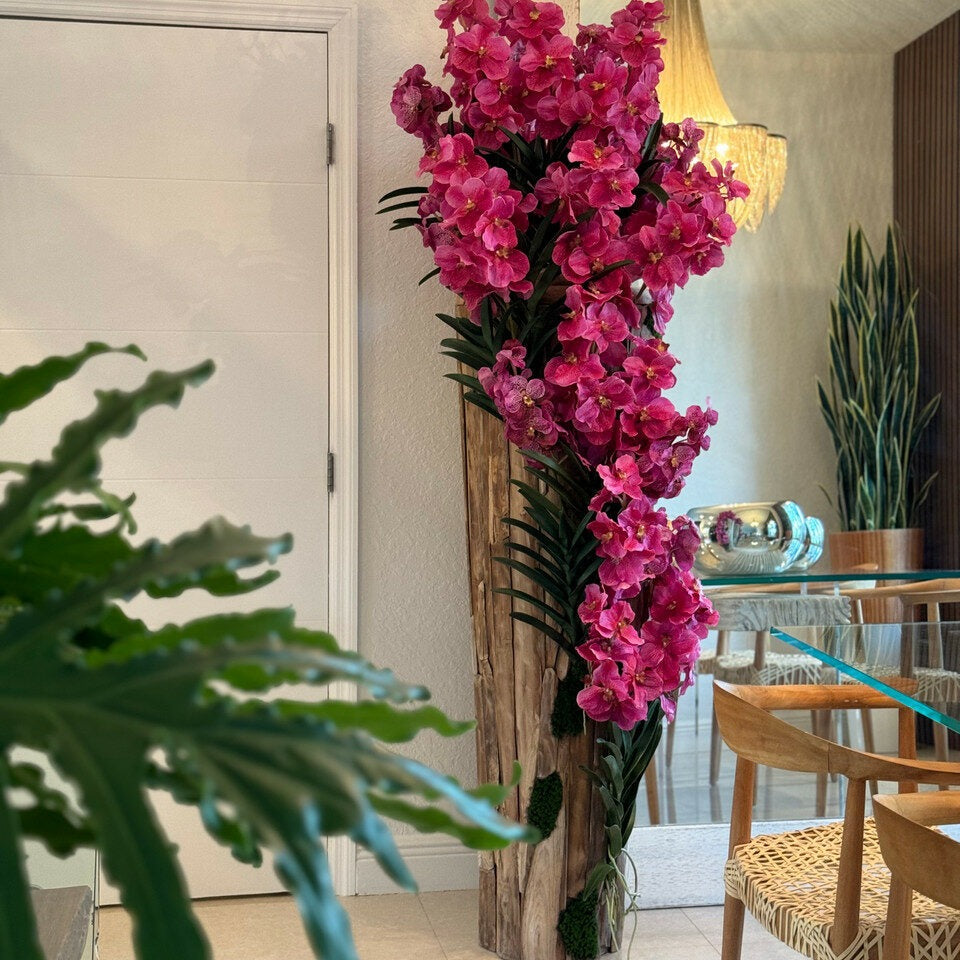 Grand vase en teck à bord naturel avec orchidées Vanda roses