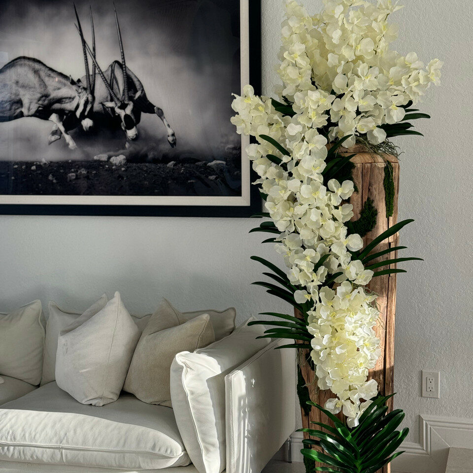 Grand vase en teck à bord naturel avec orchidées Vanda blanches