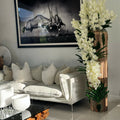 Grand vase en teck à bord naturel avec orchidées Vanda blanches
