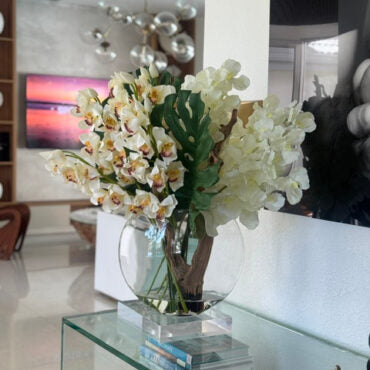 Vase Lune avec Cymbidiums blancs et Vandas blancs