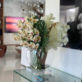 Vase Lune avec Cymbidiums blancs et Vandas blancs