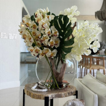 Vase Lune avec Cymbidiums blancs et Vandas blancs