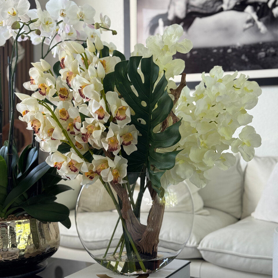 Vase Lune avec Cymbidiums blancs et Vandas blancs