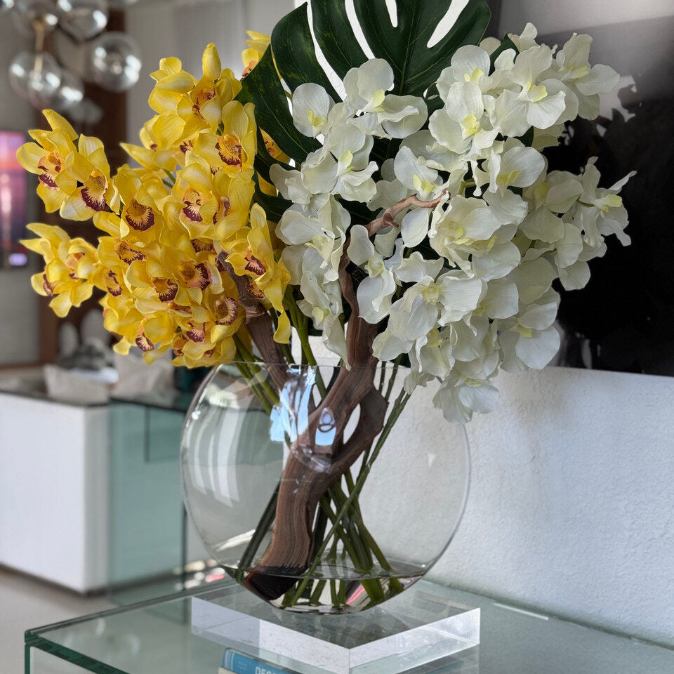 Vase Lune avec Cymbidiums jaunes et Vandas blancs