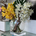 Vase Lune avec Cymbidiums jaunes et Vandas blancs