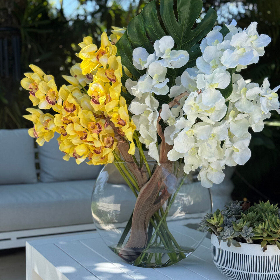 Vase Lune avec Cymbidiums jaunes et Vandas blancs