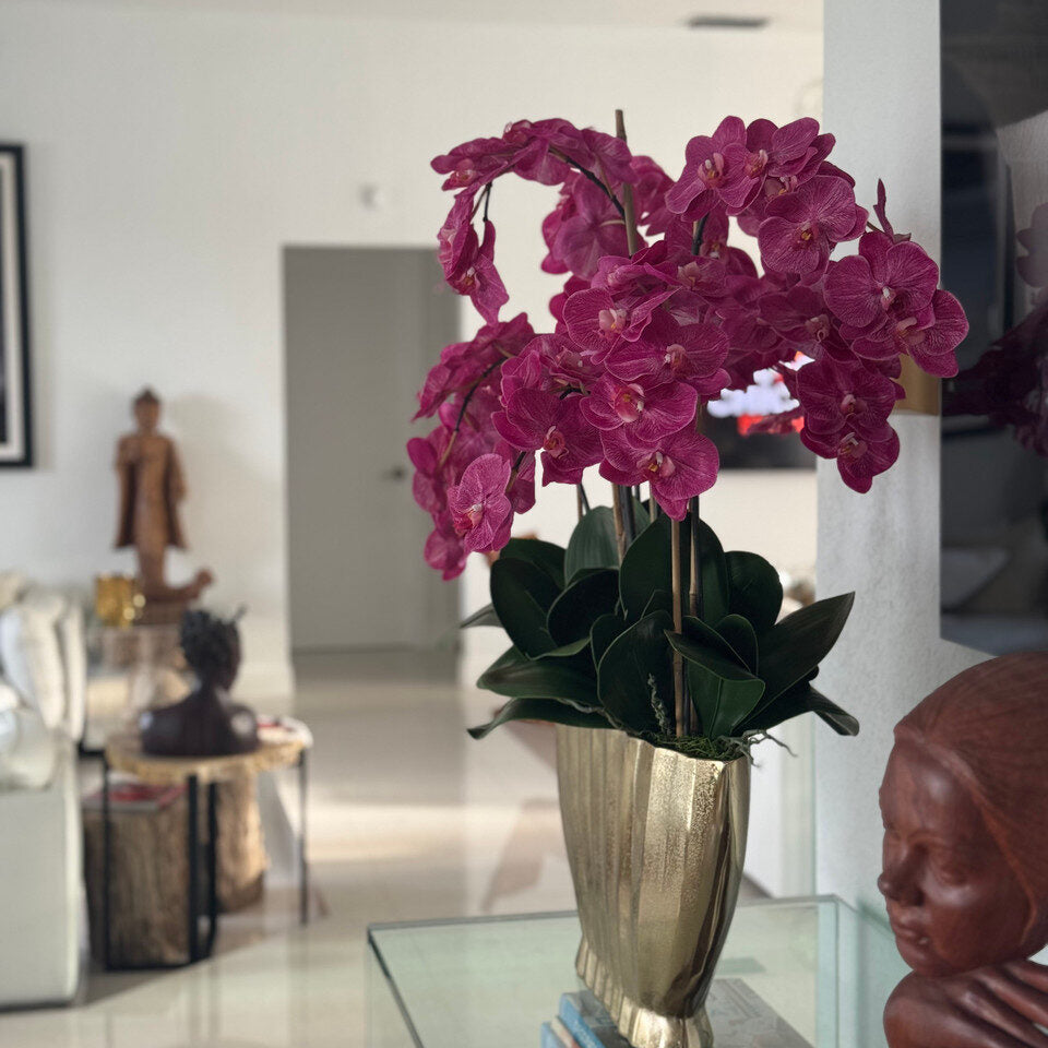 Vase Vivien Gold avec orchidées Phalaenopsis roses