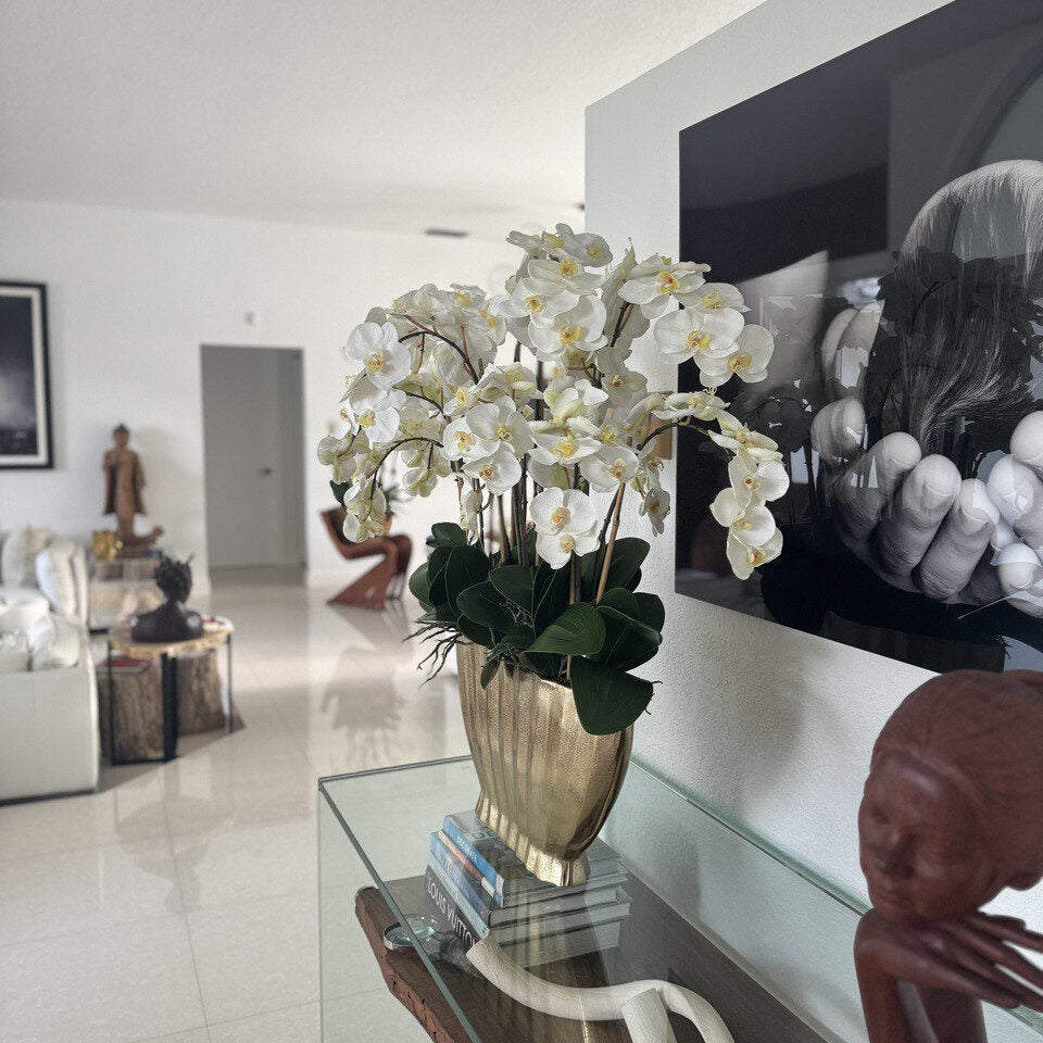 Vase Vivien Gold avec orchidées Phalaenopsis blanches