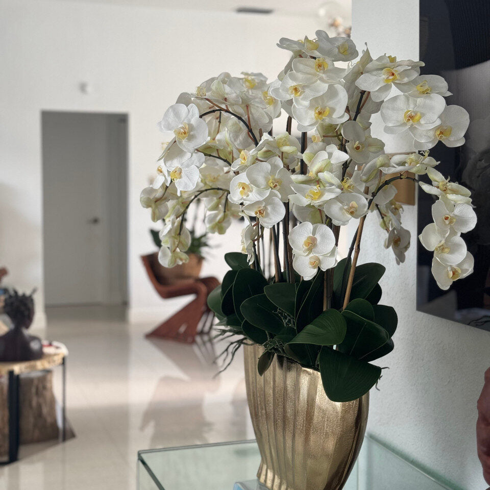 Vase Vivien Gold avec orchidées Phalaenopsis blanches