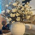 Vase Konos blanc avec magnolias blancs