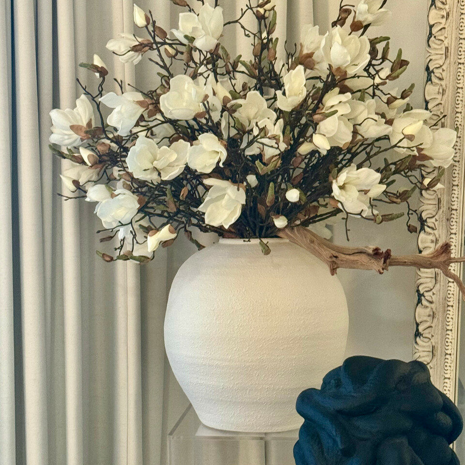 Vase Konos blanc avec magnolias blancs