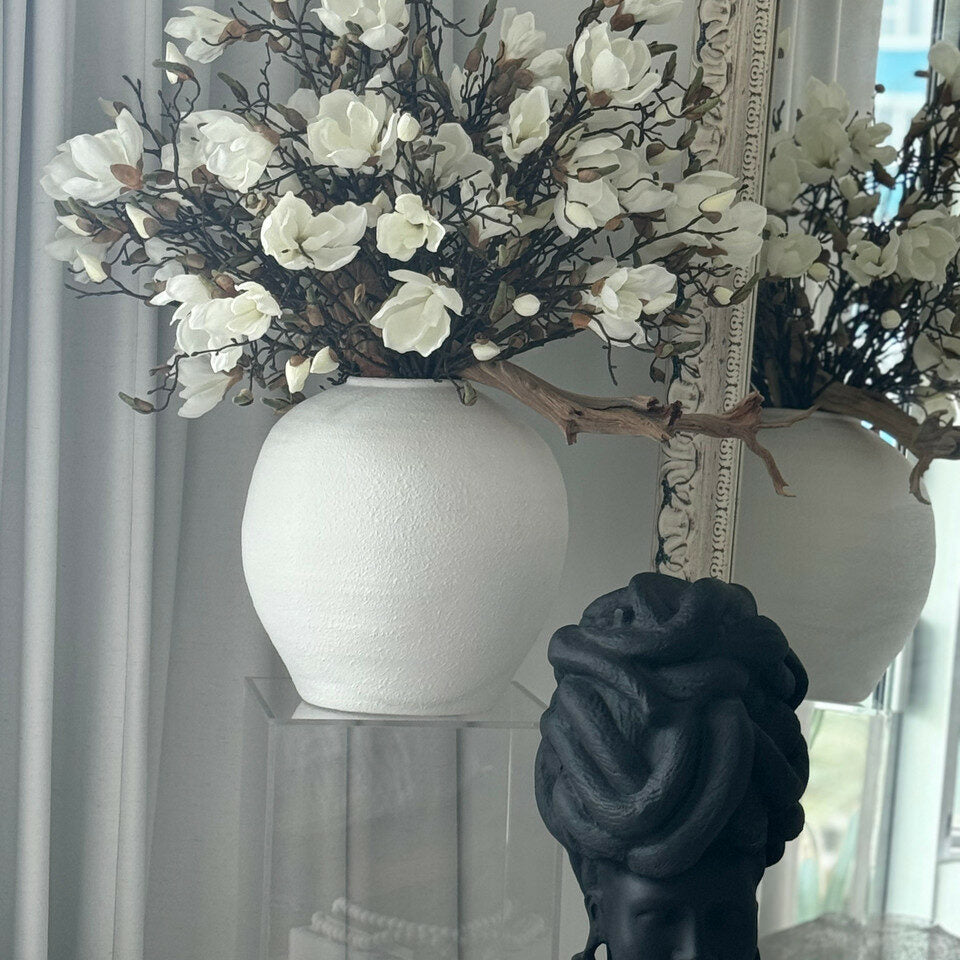 Vase Konos blanc avec magnolias blancs