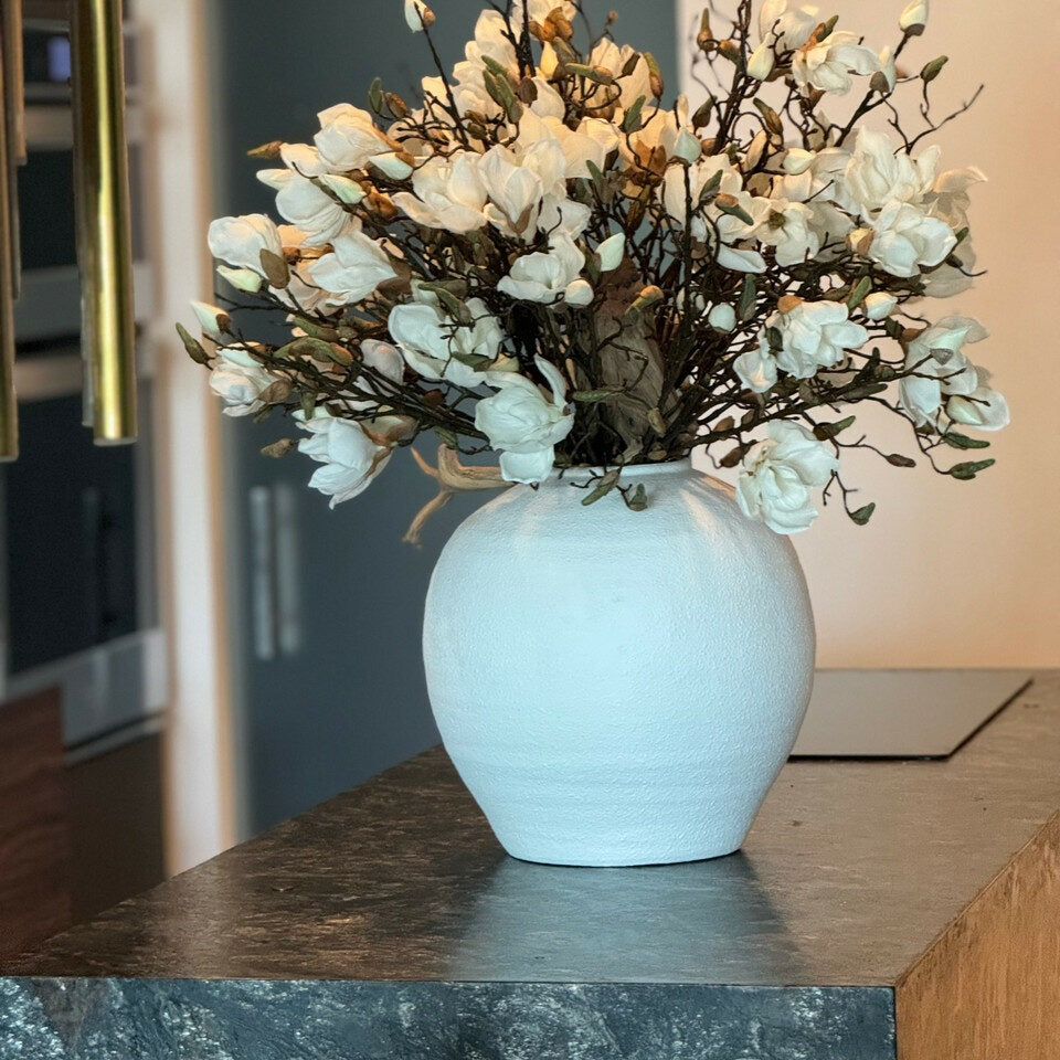 Vase Konos blanc avec magnolias blancs