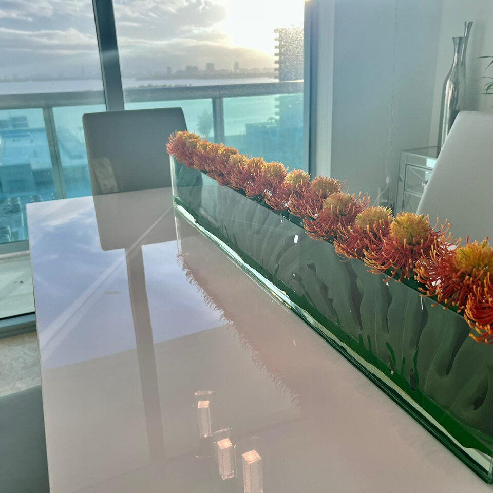 Plante Casa Moderna étroite de 122 cm avec des fleurs de protéa orange/jaunes