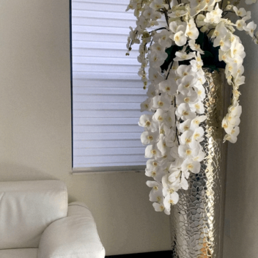 Jardinière extra haute martelée avec orchidées Phalaenopsis en cascade