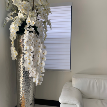 Jardinière extra haute martelée avec orchidées Phalaenopsis en cascade