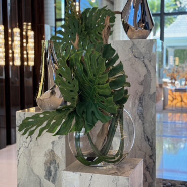 Vase Lune avec feuille de Monstera et bois flotté