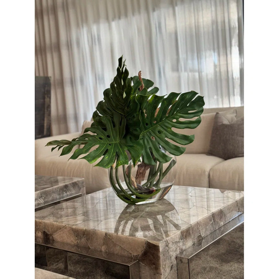 Vase Lune avec feuille de Monstera et bois flotté