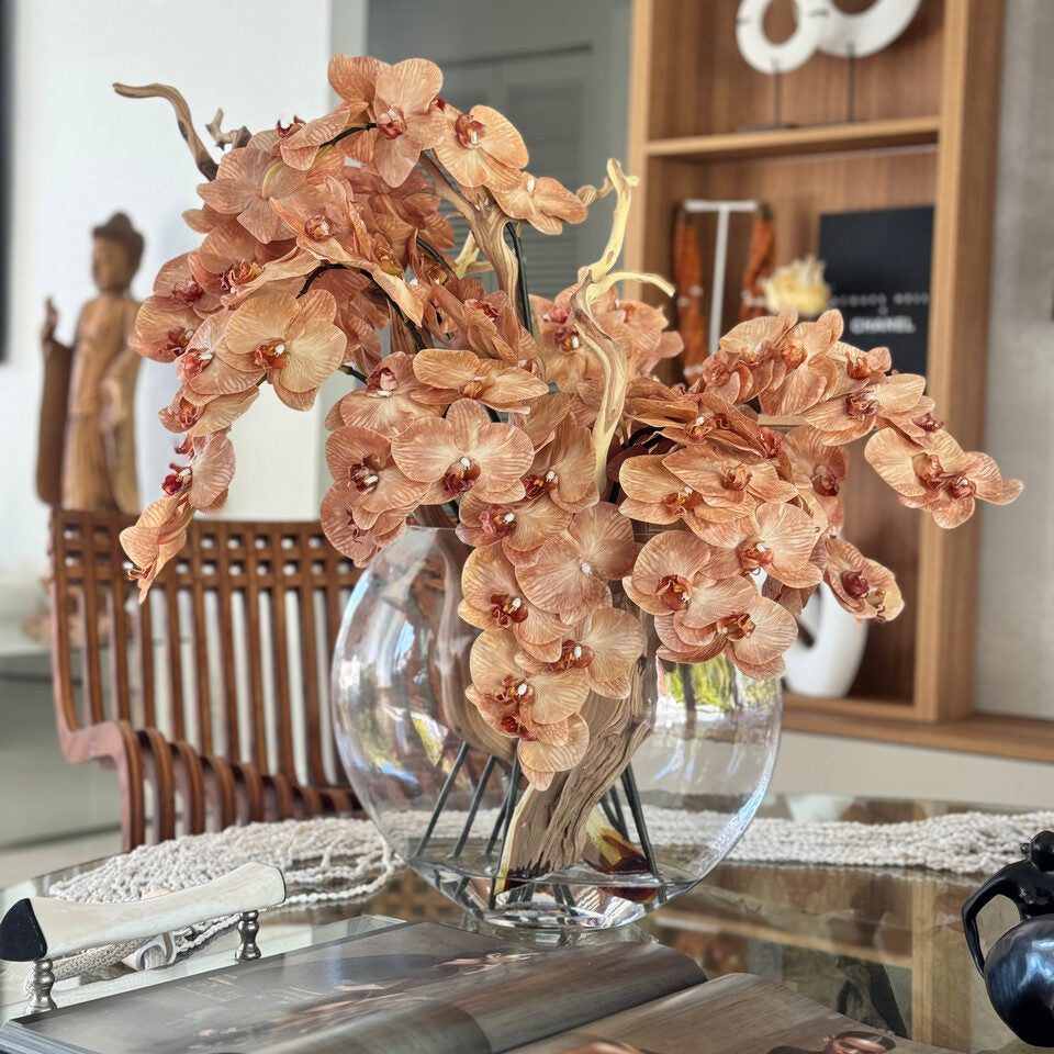 Vase lune en verre de 40 cm (16 po) avec orchidées brun clair et bois flotté