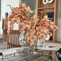 Vase lune en verre de 40 cm (16 po) avec orchidées brun clair et bois flotté