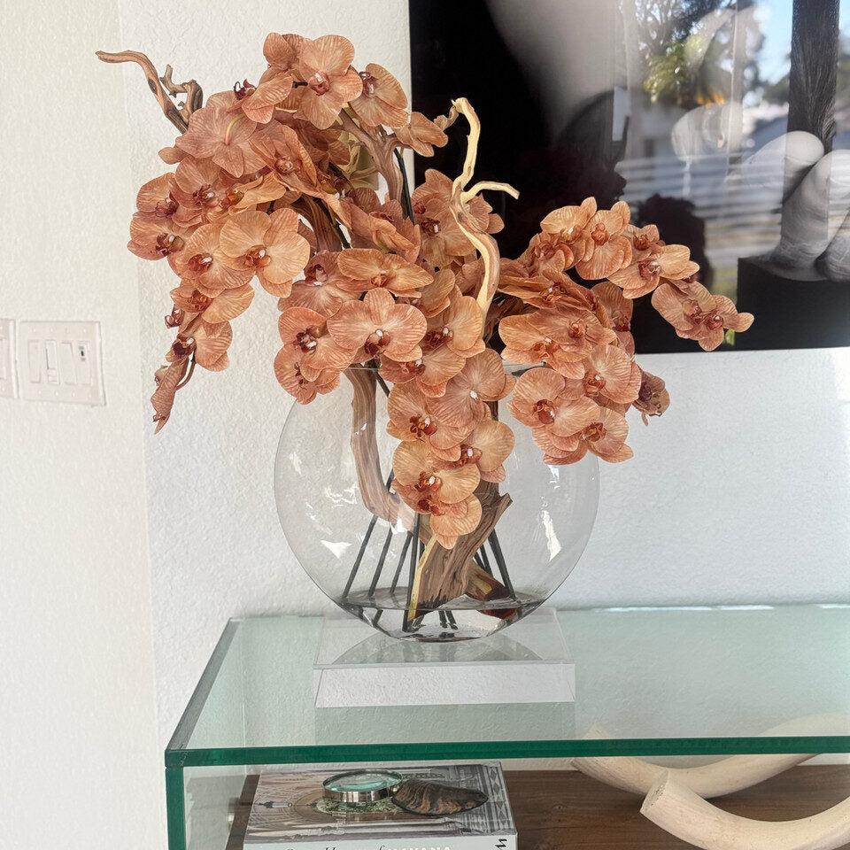 Vase lune en verre de 40 cm (16 po) avec orchidées brun clair et bois flotté