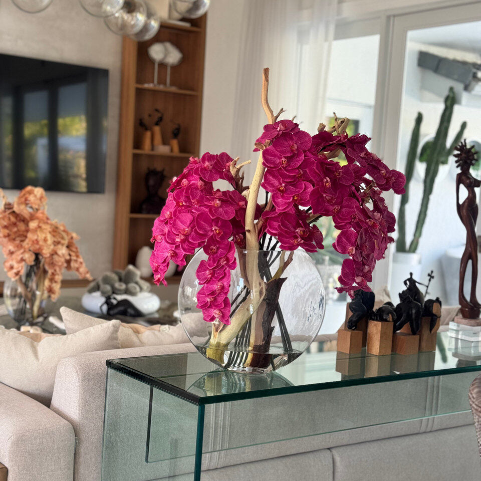 Vase lune en verre de 40 cm (16 po) avec orchidées roses et bois flotté