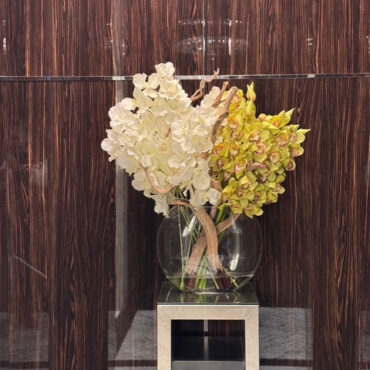 Vase Lune avec orchidées Vanda blanches et cymbidiums verts