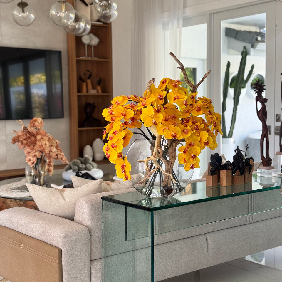 Vase lune en verre de 40 cm (16 po) avec orchidées jaunes et bois flotté