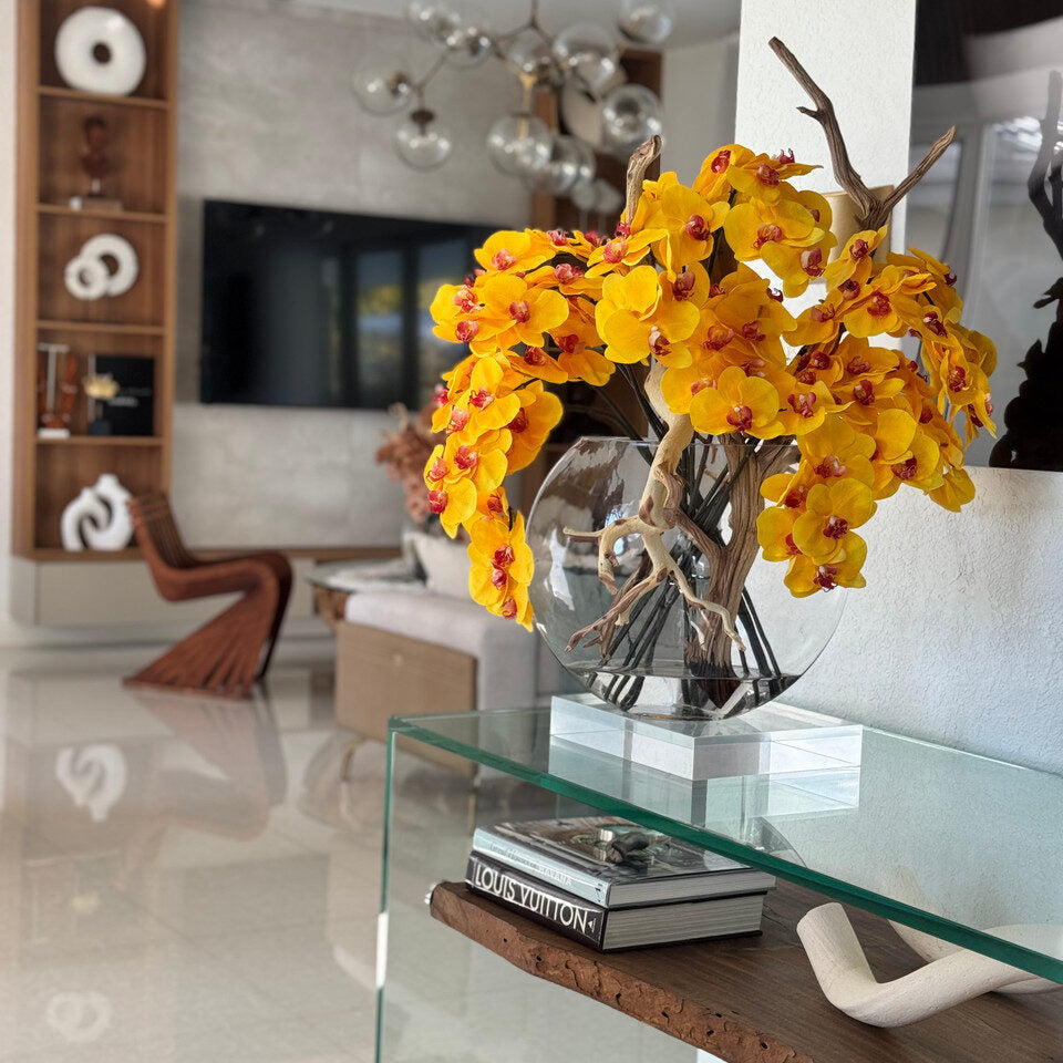 Vase lune en verre de 40 cm (16 po) avec orchidées jaunes et bois flotté