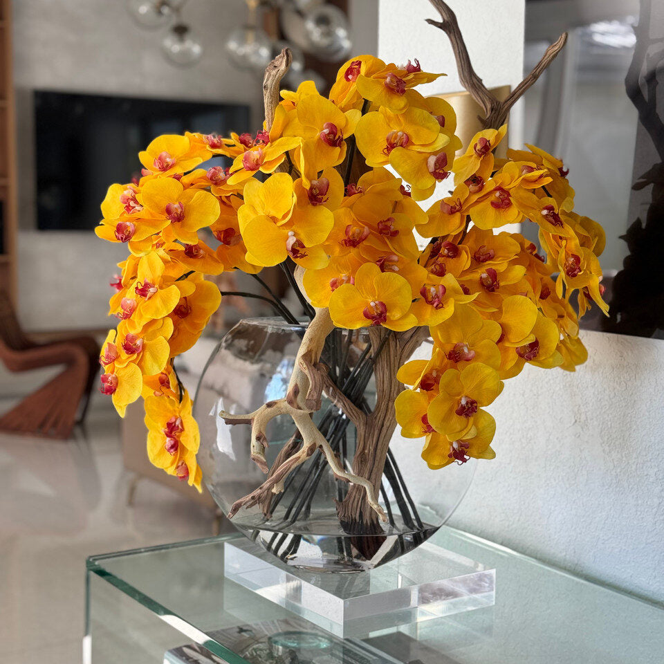 Vase lune en verre de 40 cm (16 po) avec orchidées jaunes et bois flotté