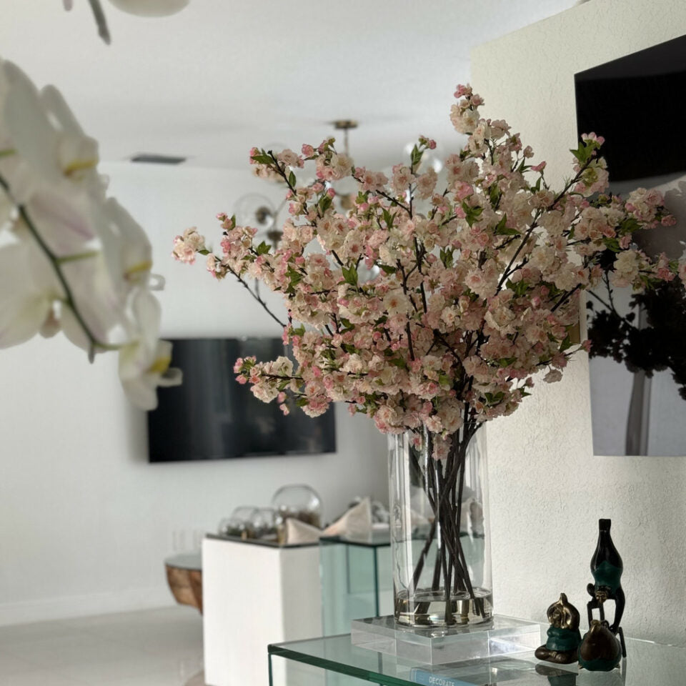 Fleurs de cerisier roses dans un cylindre en verre de 40 cm