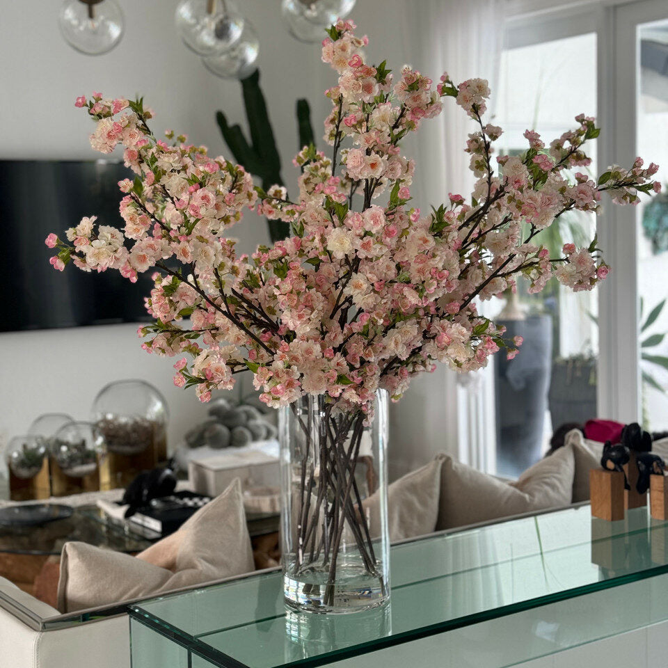 Fleurs de cerisier roses dans un cylindre en verre de 40 cm