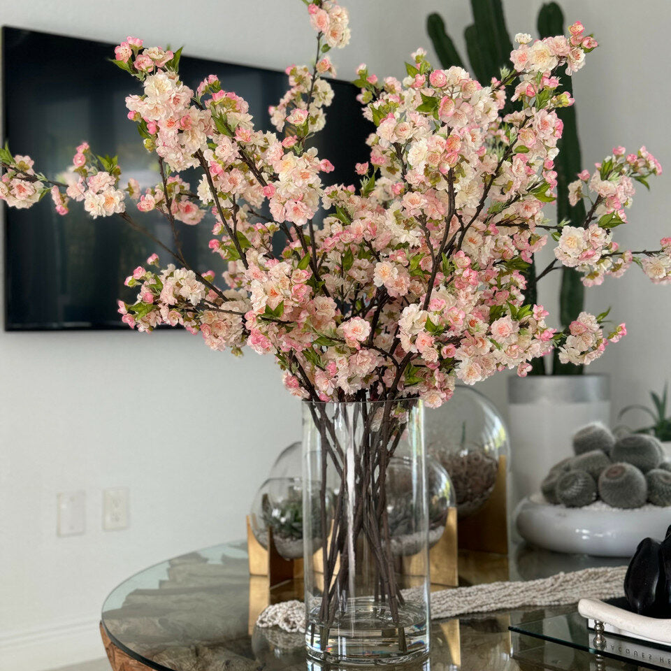 Fleurs de cerisier roses dans un cylindre en verre de 40 cm