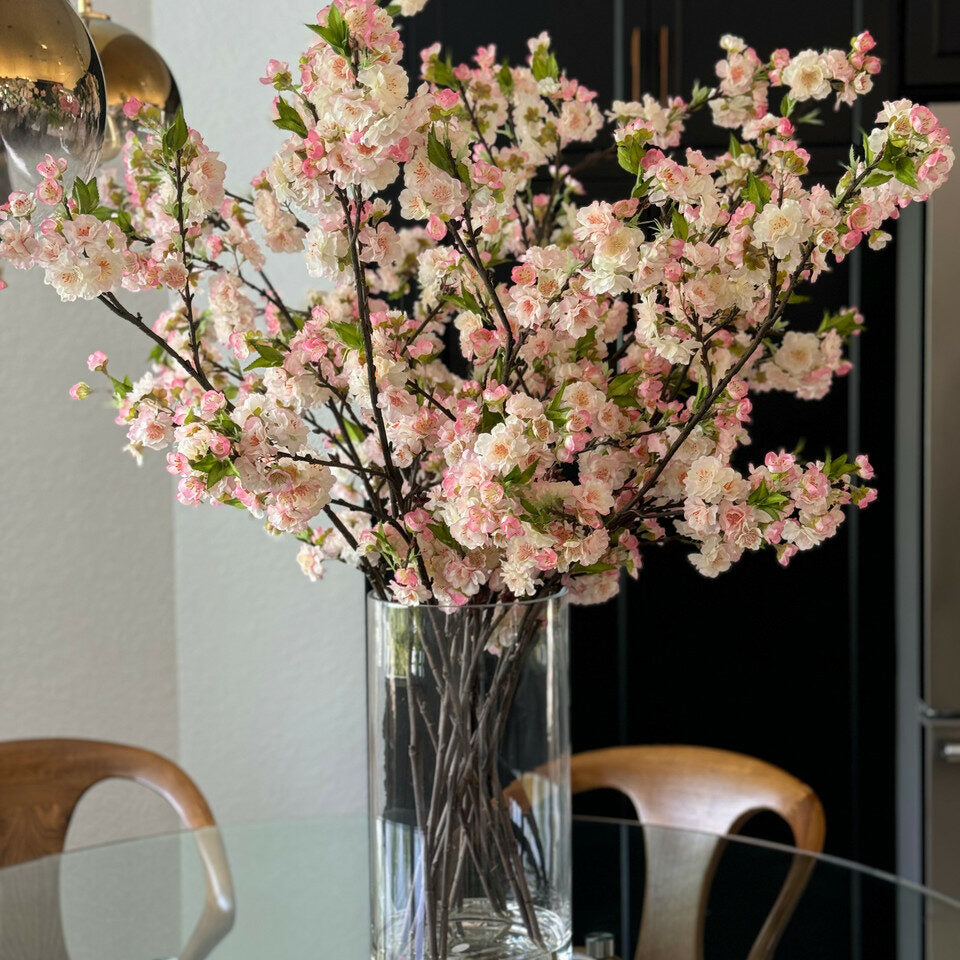 Fleurs de cerisier roses dans un cylindre en verre de 40 cm