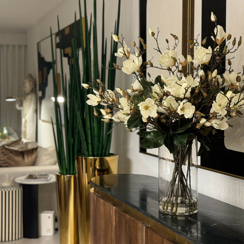 Magnolias blancs dans un cylindre de verre de 40 cm