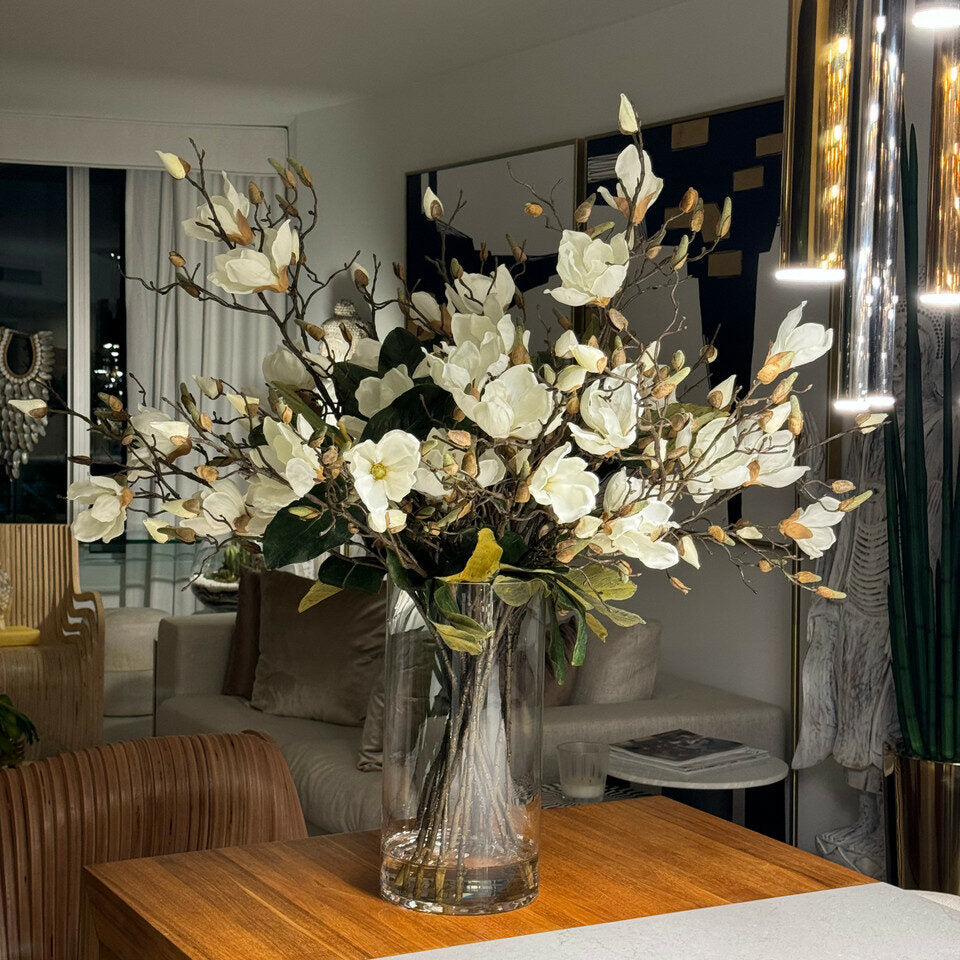 Magnolias blancs dans un cylindre de verre de 40 cm
