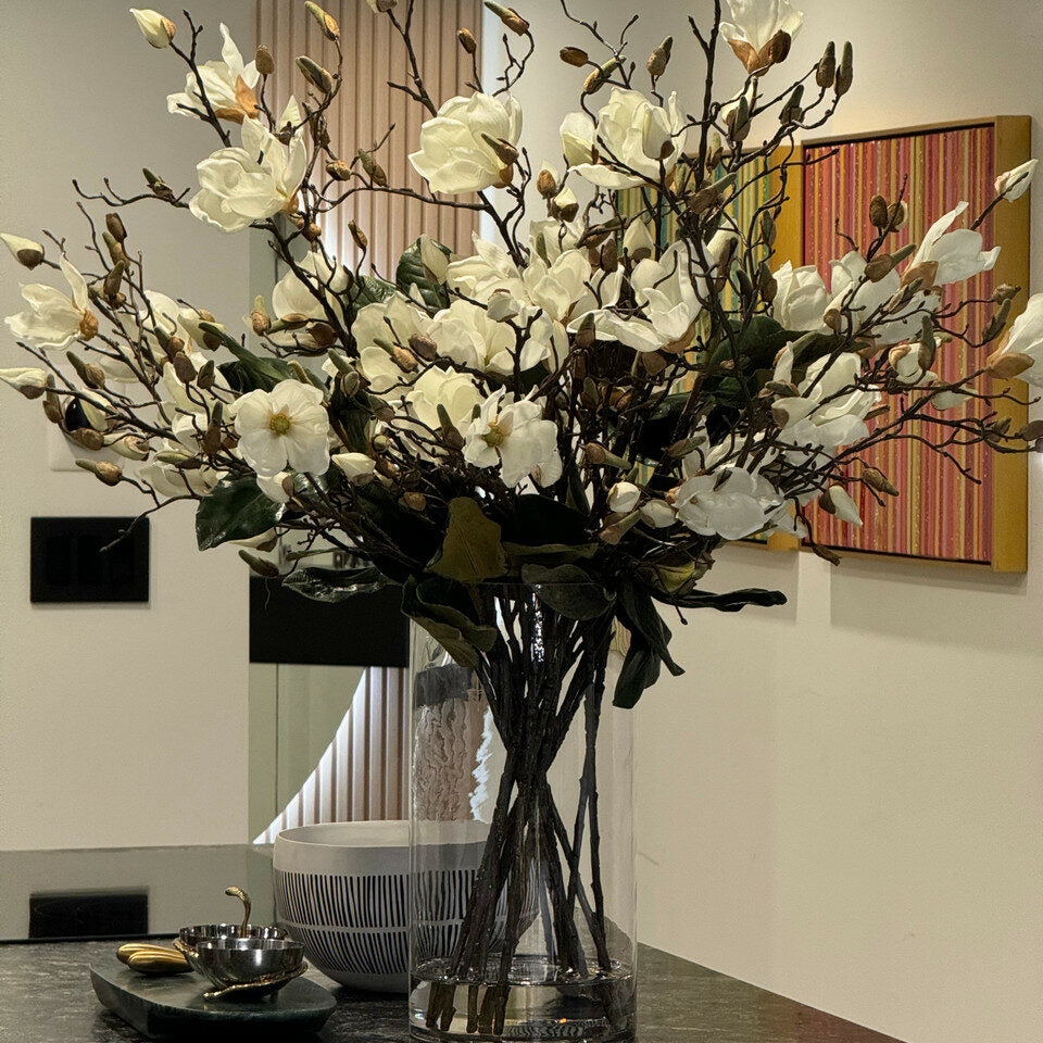 Magnolias blancs dans un cylindre de verre de 40 cm