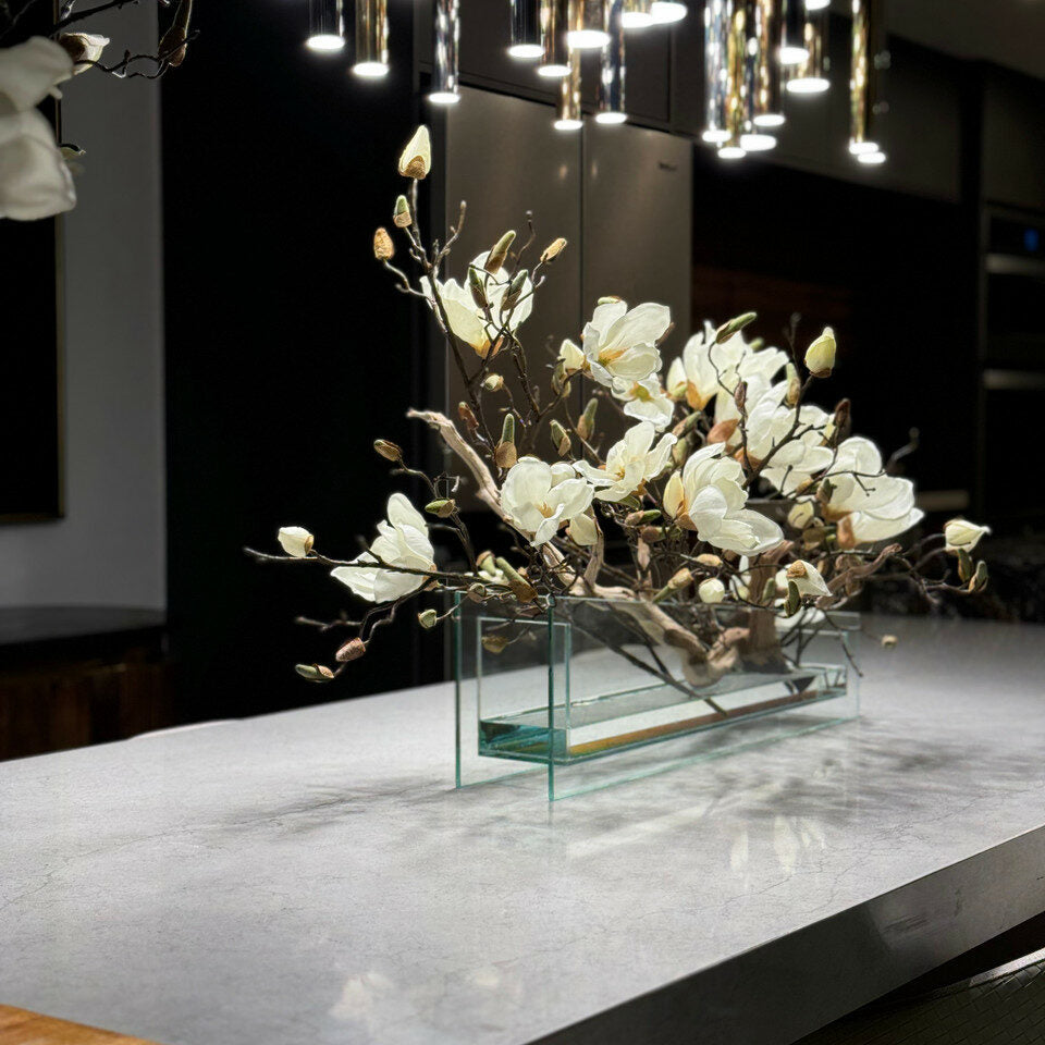 Jardinière en verre inclinée avec magnolias blancs
