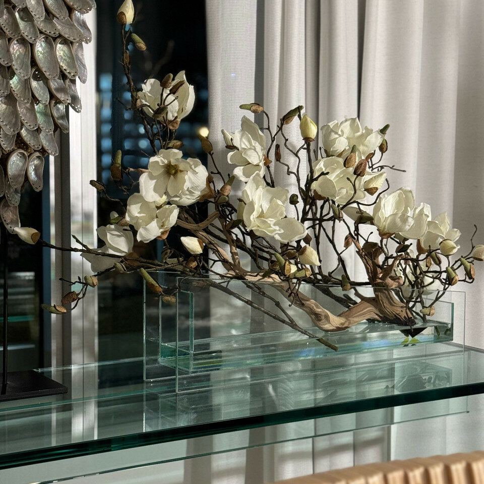 Jardinière en verre inclinée avec magnolias blancs